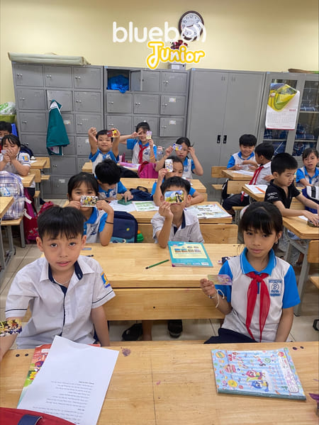 Kiểm tra trình độ tiếng Anh cho các em học sinh trường Tiểu học Chúc Sơn B