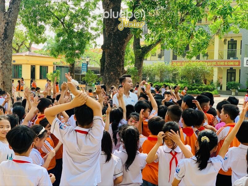 Kiểm tra trình độ tiếng Anh cho các em học sinh trường Tiểu học Phú Nghĩa