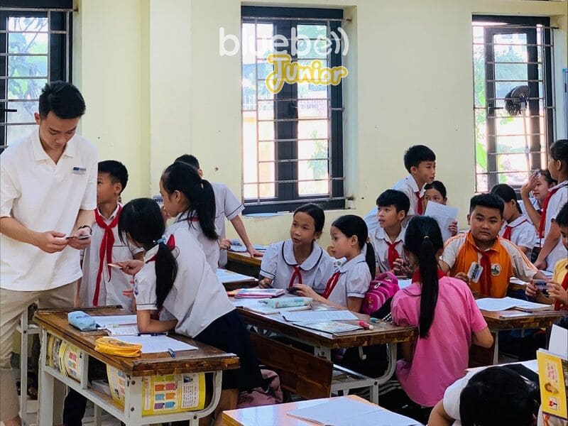 Kiểm tra trình độ tiếng Anh cho các em học sinh trường Tiểu học Phú Nghĩa