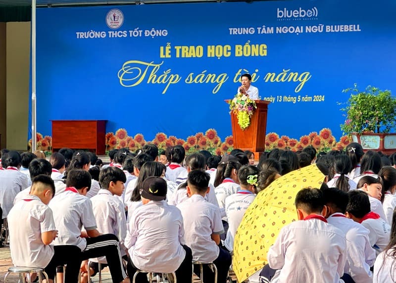 Bluebell trao học bổng toàn phần "THẮP SÁNG TÀI NĂNG" tại trường THCS Tốt Động