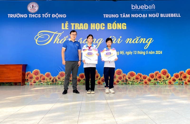 Bluebell trao học bổng toàn phần "THẮP SÁNG TÀI NĂNG" tại trường THCS Tốt Động
