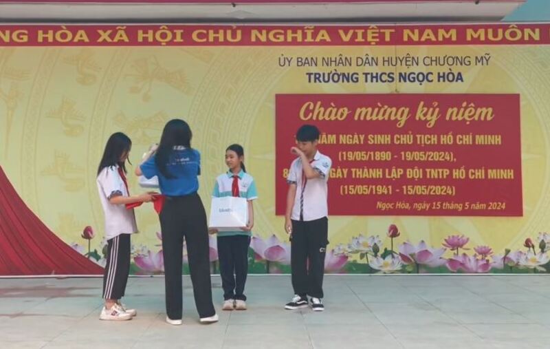 Bluebell trao học bổng cho học sinh xuất sắc tại trường THCS Ngọc Hòa